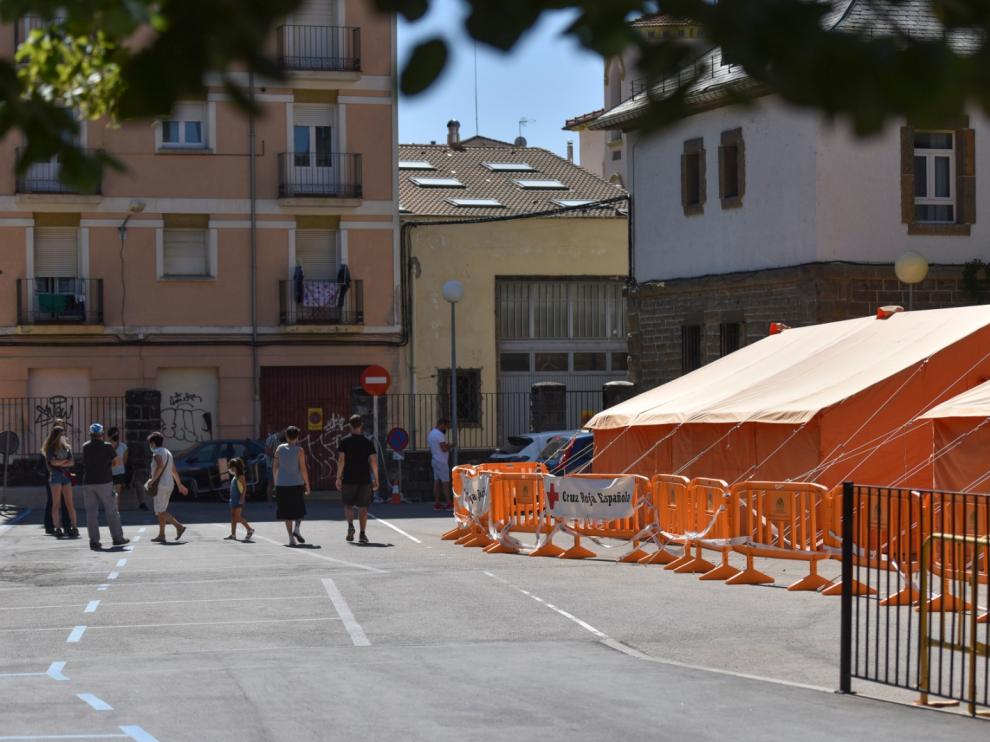 Personas esperando en la carpa instalada en el centro de salud de Jaca.