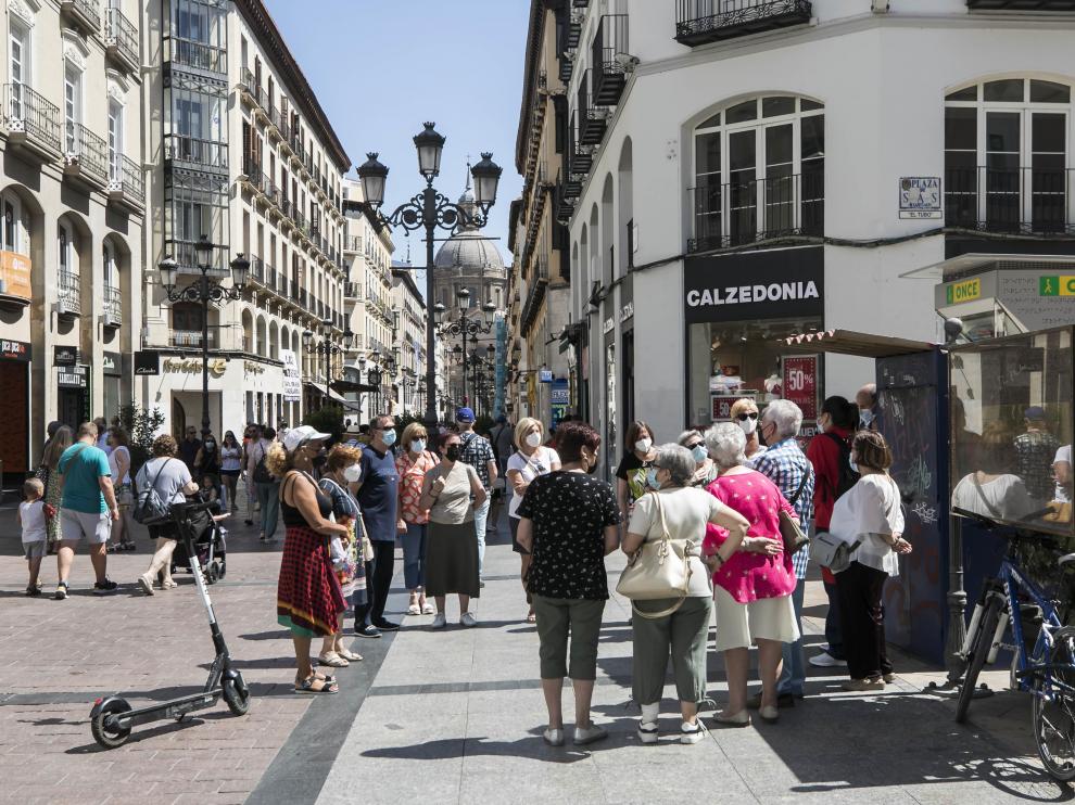 Una veintena de zaragozanos participan en un recorrido turístico por las calles del Casco Histórico.