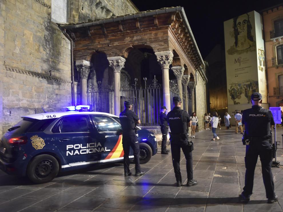 Agentes de la Policía Nacional a las puertas de la catedral de Jaca la noche del sábado al domingo.