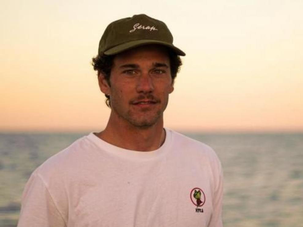 El surfista Oscar Serra.
