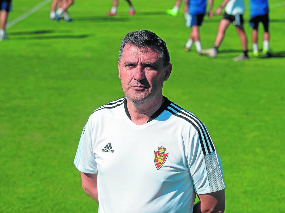 Emilio Larraz, técnico del Deportivo Aragón, en una sesión del filial en la Ciudad Deportiva.