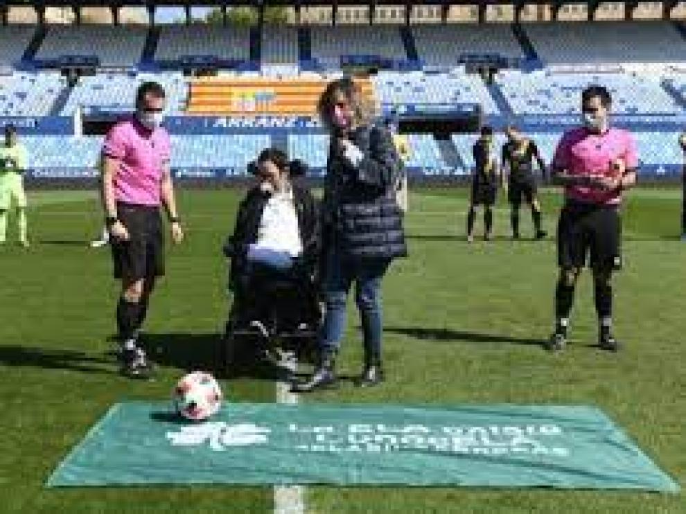 Saque de honor de Sergio Pina en La Romareda.