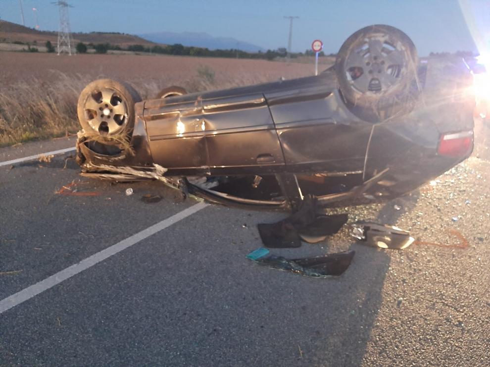 El coche siniestrado en el que viajaba la joven fallecida, junto con otras tres personas.