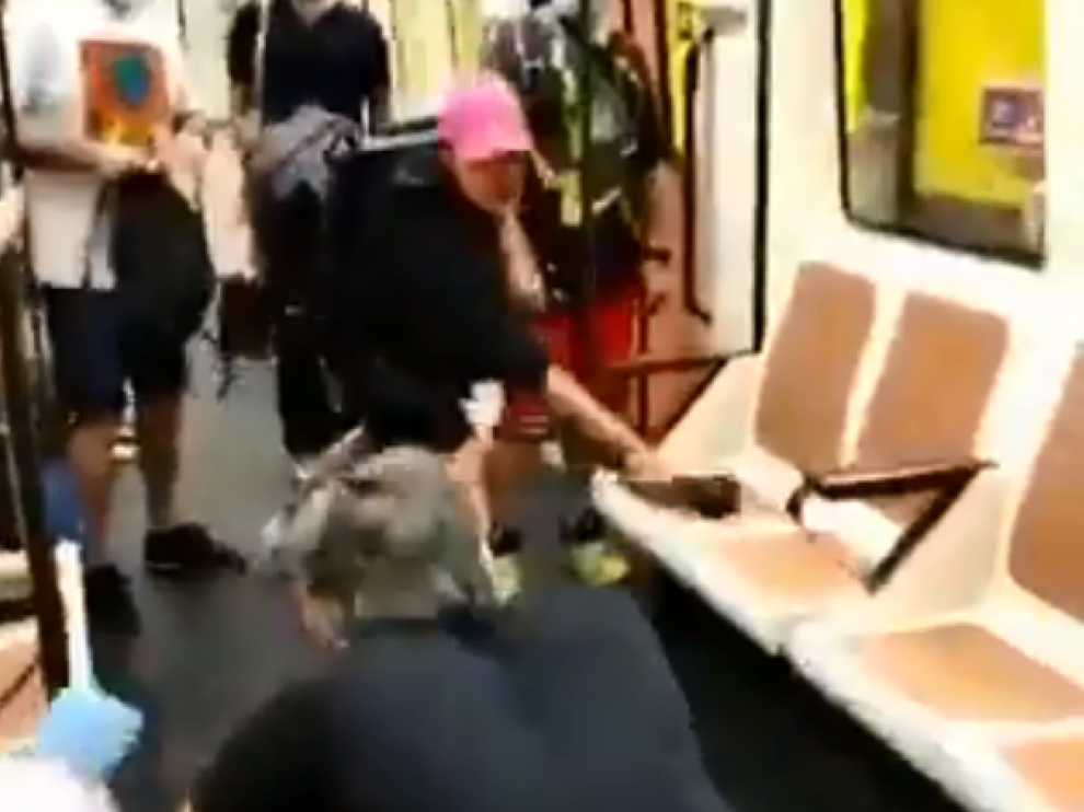 Un hombre agrede a un enfermero que le pidió ponerse la mascarilla en el metro de Madrid.