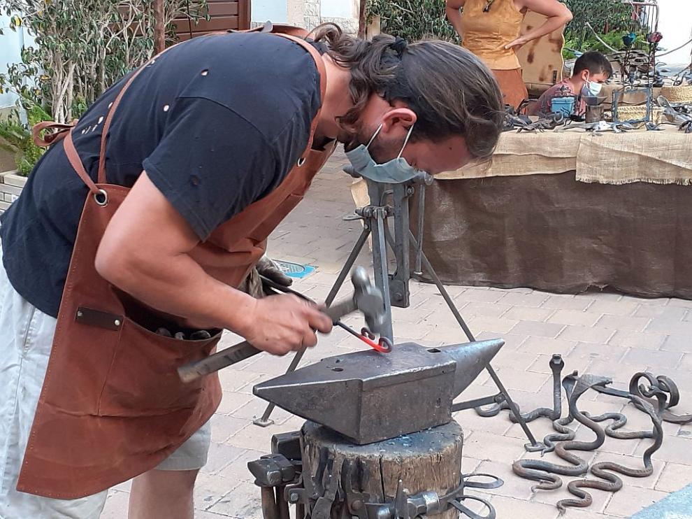 Uno de los artesanos de la feria.