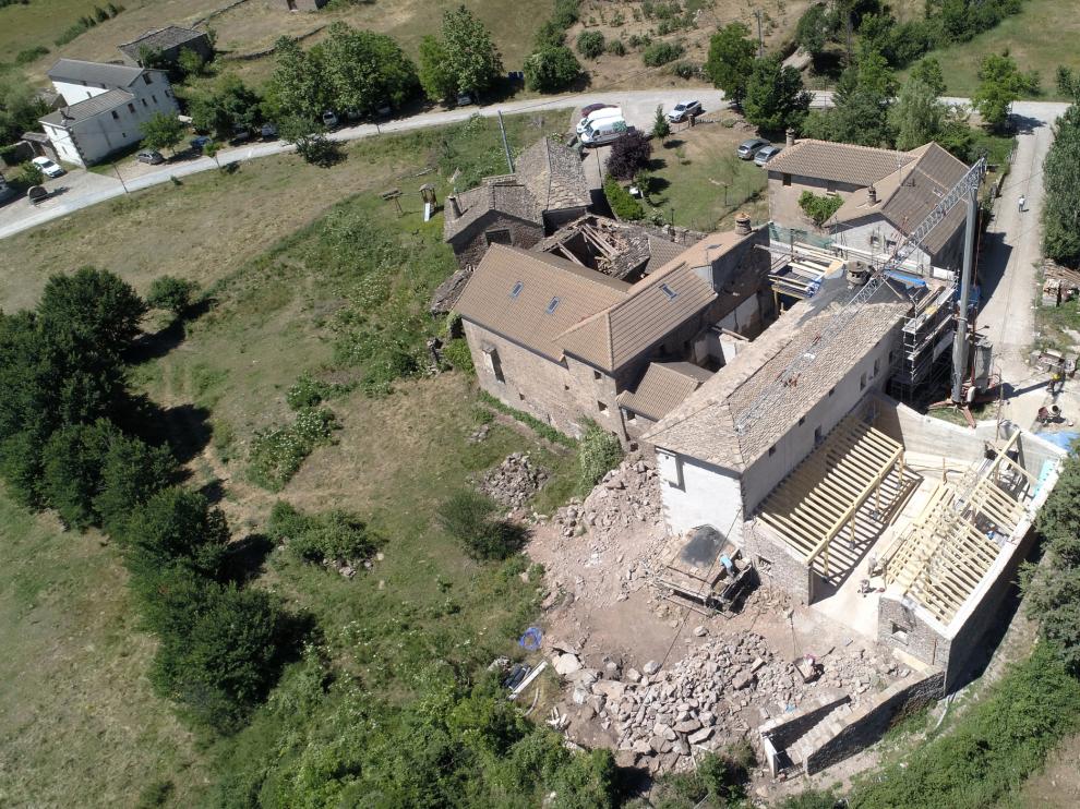Vista aérea de Casa Lardiés, rehabilitada como refugio y salón multiusos.