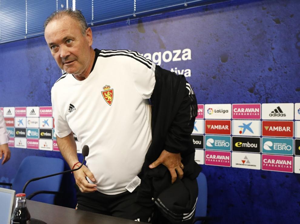 Jim se quita la chaqueta en la primera rueda de prensa de la nueva temporada.