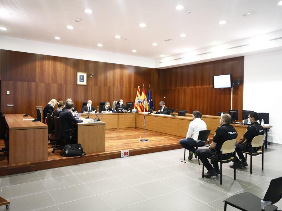 El acusado durante la primera sesión del juicio celebrada este lunes en la Audiencia de Zaragoza.