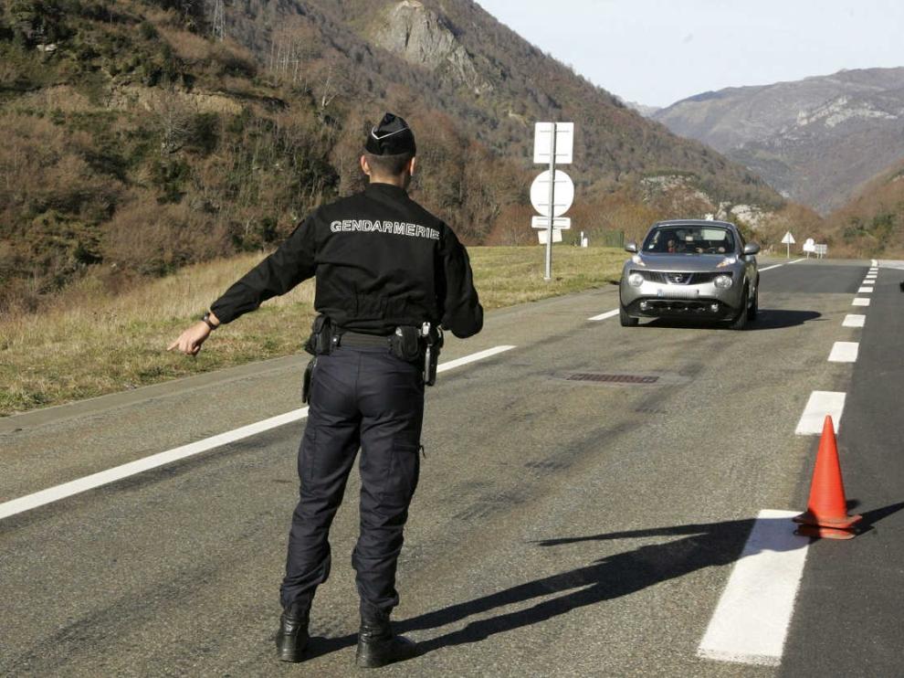Control de la Gendarmería en el acceso a la parte francesa del túnel del Somport