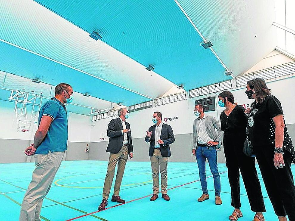El alcalde, Jorge Azcón, en el polideportivo de Casetas