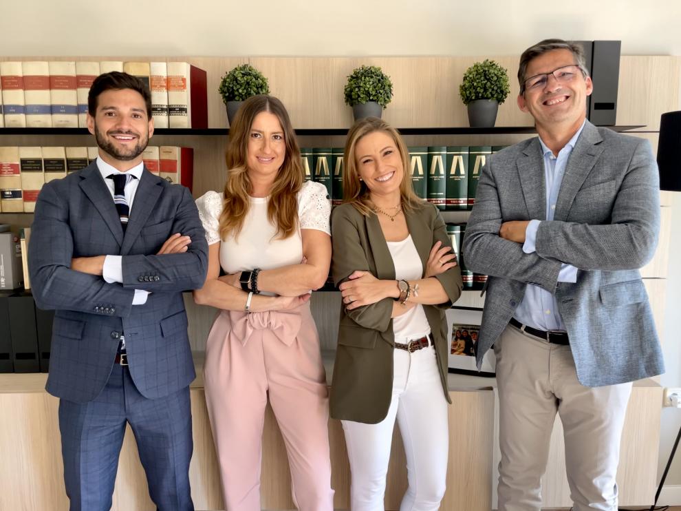 De izquierda a derecha, Javier Borque, Mercedes Mitjavila, Beatriz Marín y Matías Forniés, abogados del despacho zaragozano Forniés & Guelbenzu.