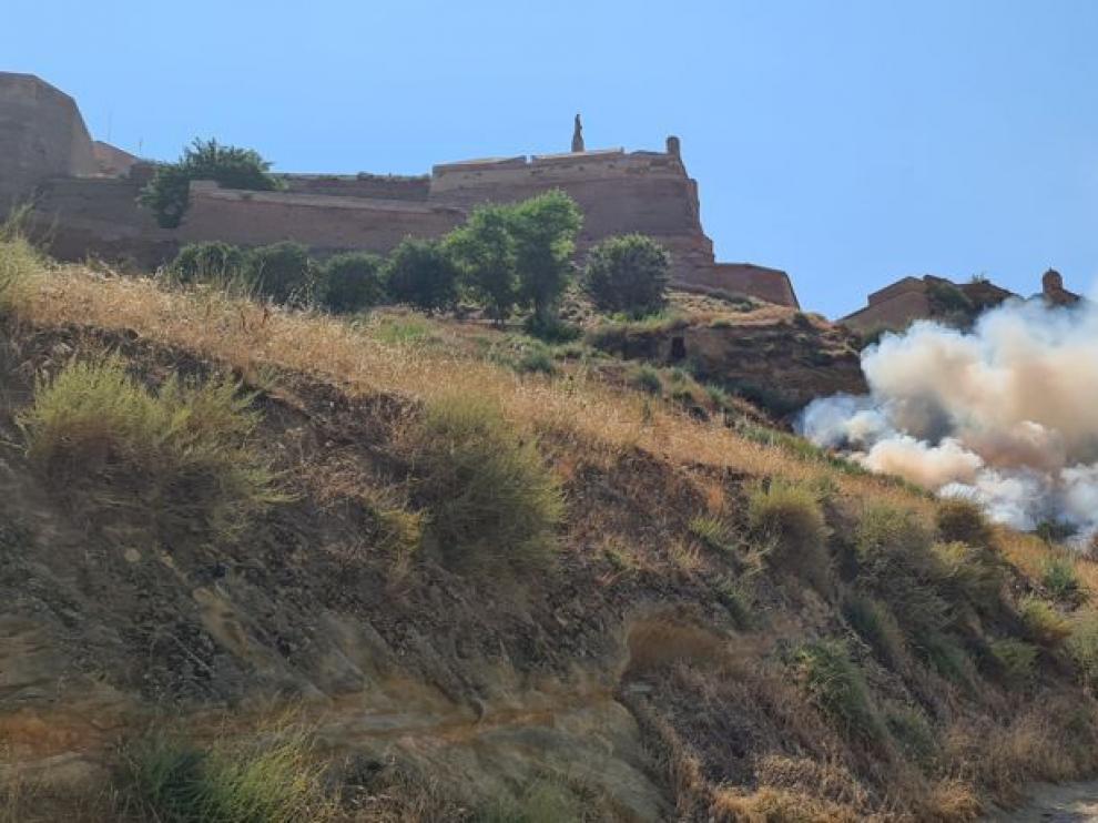 Incendio junto al castillo de Monzón