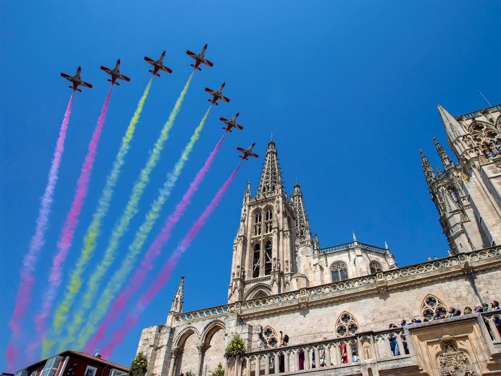 La Patrulla Águila del Ejército del Aire sobrevuela la catedral de Burgos