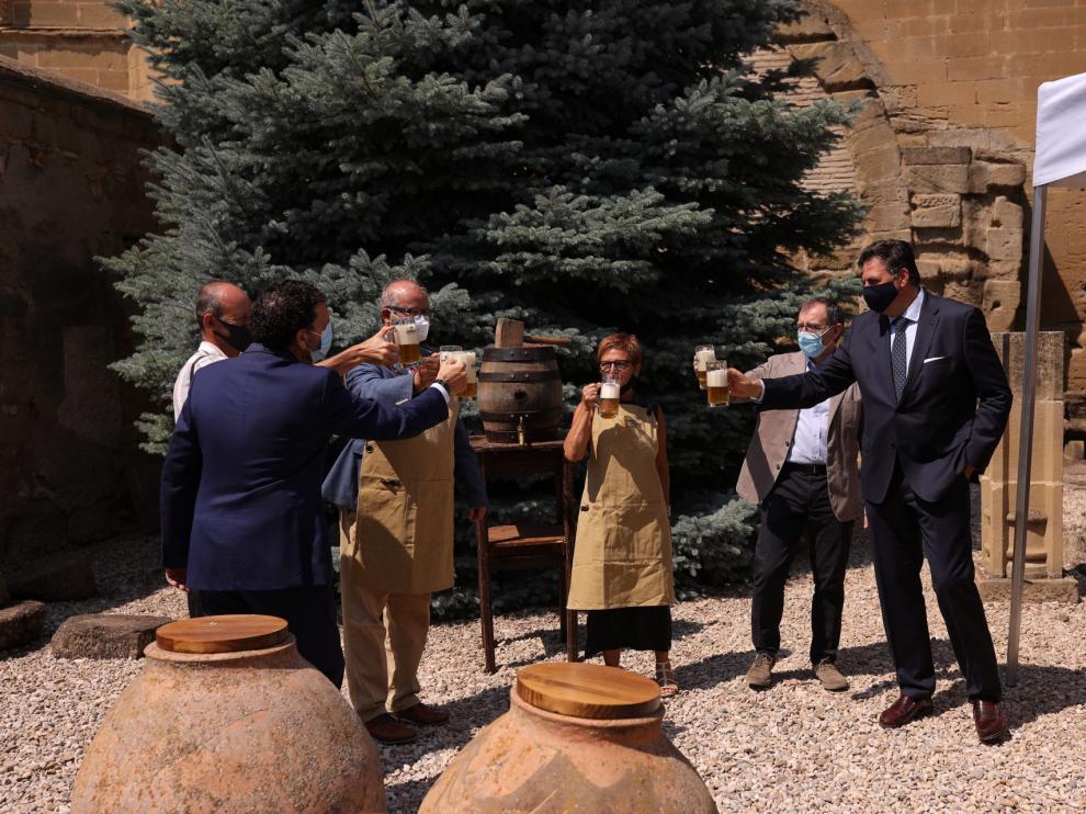 Los nominados con la cerveza aromatizada de albahaca al finalizar el acto.