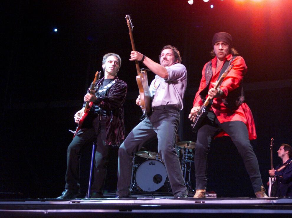 Bruce Springsteen, flanqueado por Nils Lofgren y Steve Van Zandt en La Romareda.