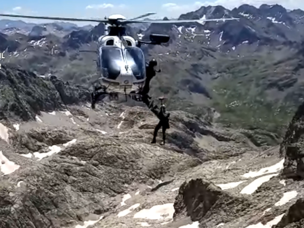 Una imagen de vídeo del operativo de rescate desplegado el lunes en el Balaitus.