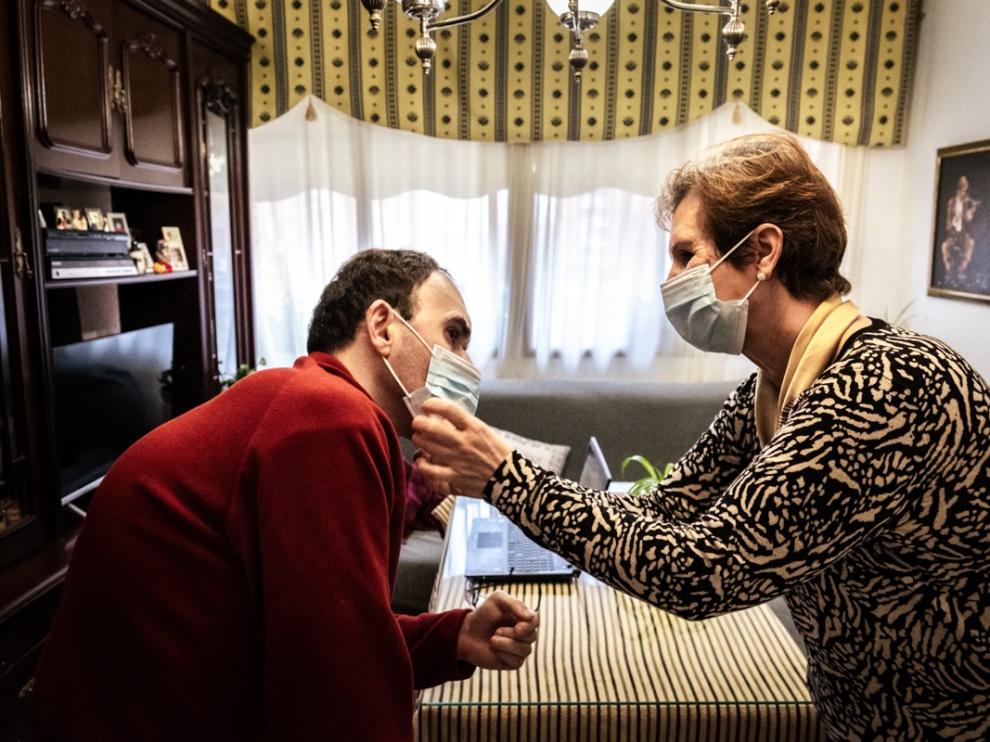 Una mujer ayuda a su hijo con discapacidad a colocarse la mascarilla.ROBERTO PALOMO
(Foto de ARCHIVO)
11/2/2021