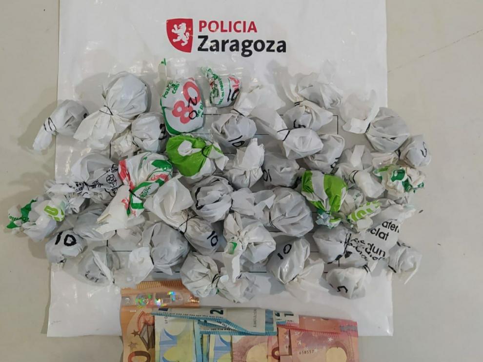 Bolsitas de marihuana destinadas al tráfico de drogas que fueron intervenidas ayer por la policía.