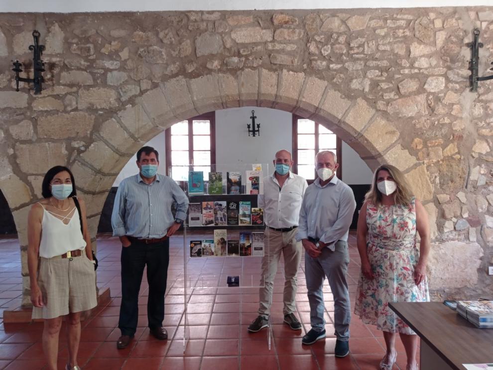 Diversos dirigentes en la oficina de Turismo de Galve.
