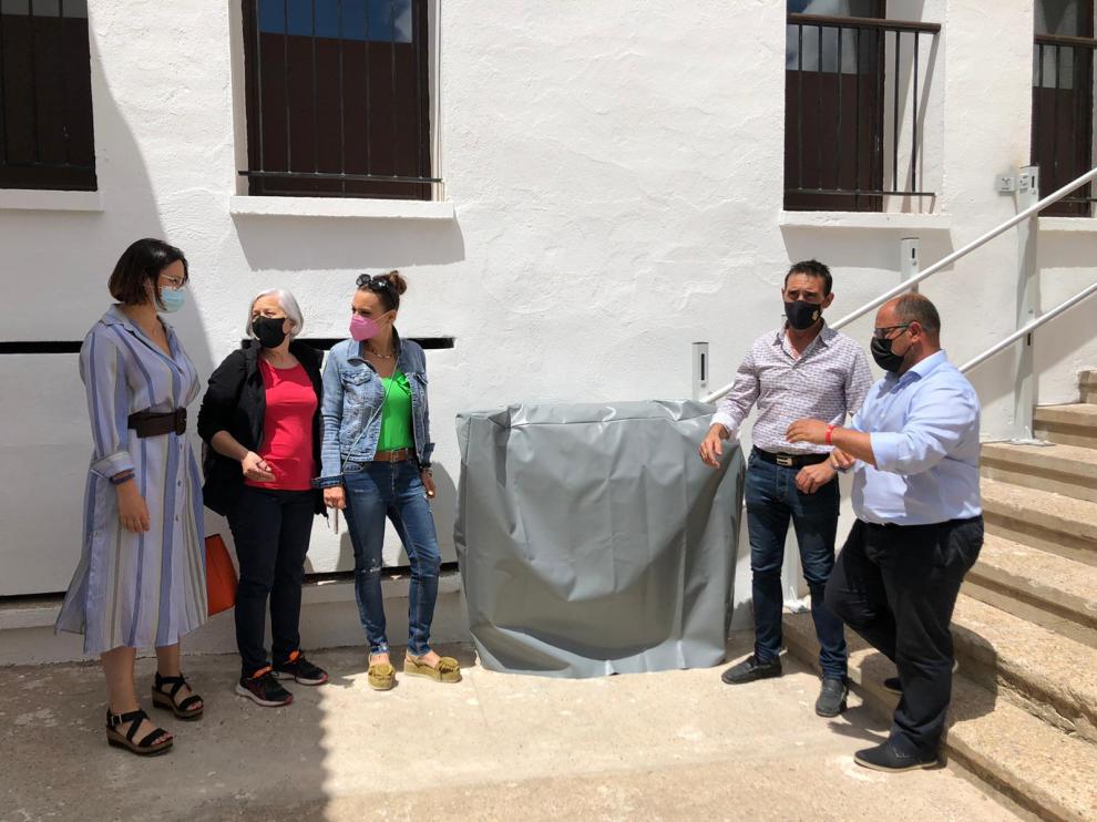 El vicepresidente en su visita a Oliete junto al alcalde Rogelio Villanueva, Peirat, Sancho y representantes municipales.