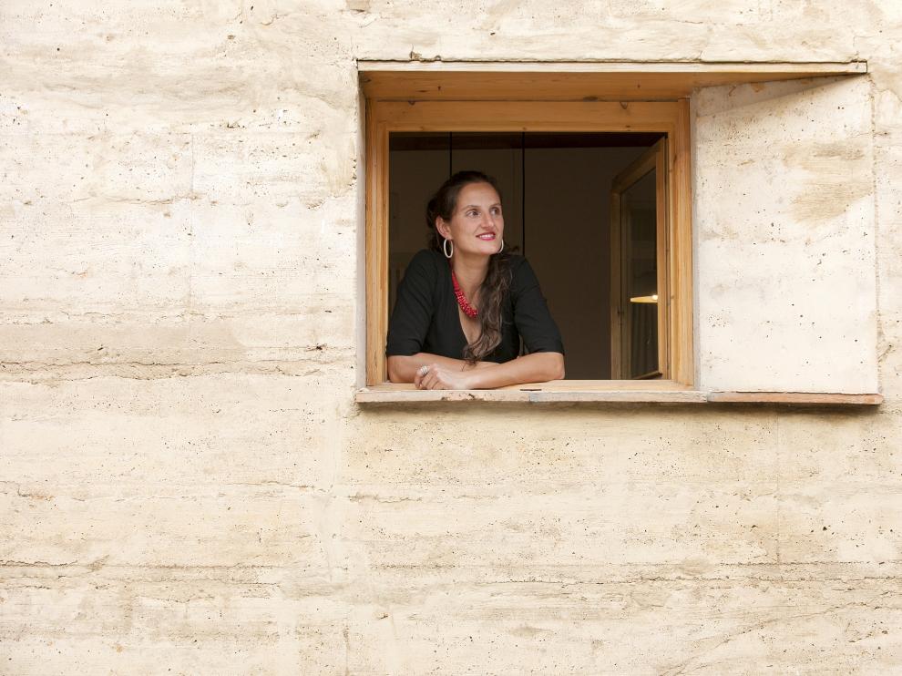 La arquitecta, asomada a una ventana de su casa de Ayerbe.