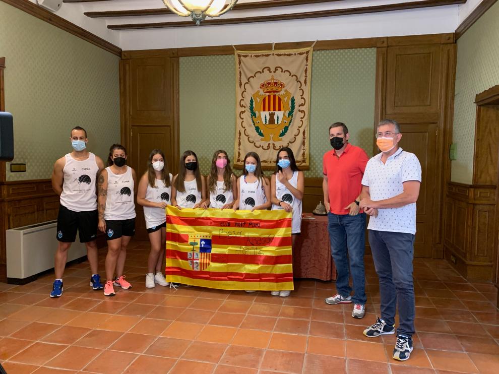 Las jugadores del voley-playa, junto al alcalde de Alcañiz, Ignacio Urquizu y el concejal de Deportes, Kiko Lahoz.