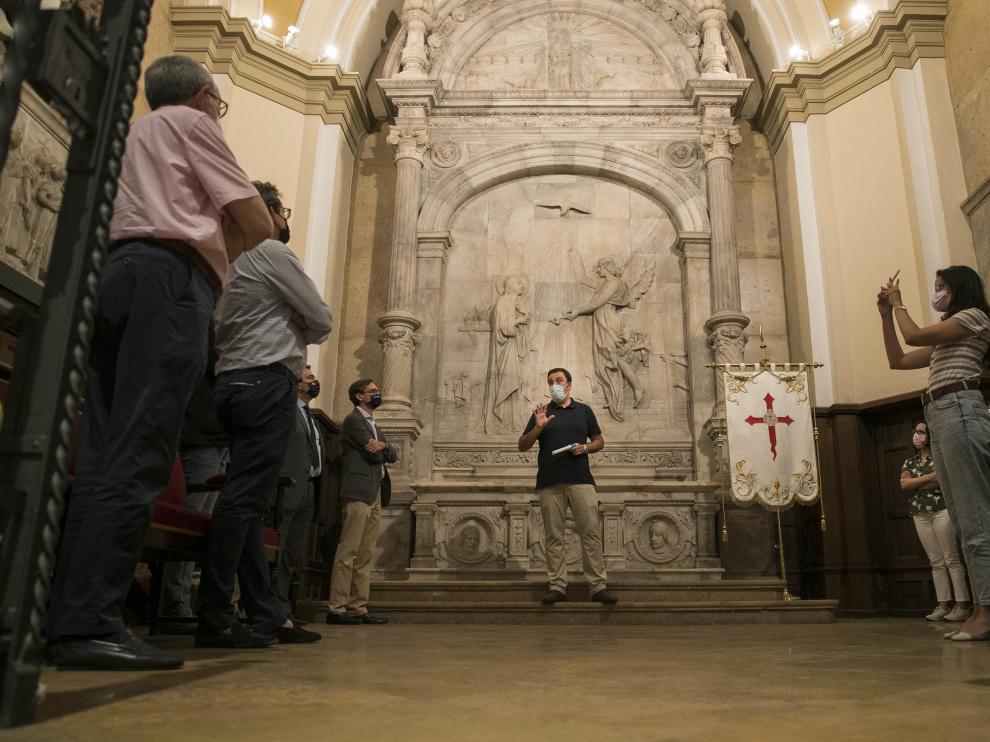 El guía Luis Rodríguez explica datos poco conocidos durante la visita guiada a la iglesia de Nuestra Señora del Portillo. toni Galán