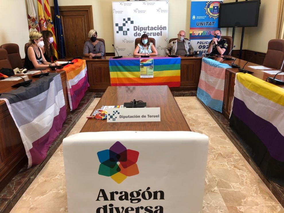 S. Traver, delegada de Educación, Bienestar Social e Igualdad de la DPT, junto a representantes del colectivo LGTBI.