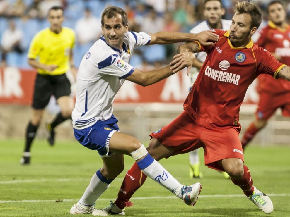 Barkero, en pugna con un defensor del Getafe, en el Trofeo Ciudad de Zaragoza de 2013, hace 8 veranos, cuando los madrileños fueron invitados al evento por última vez.