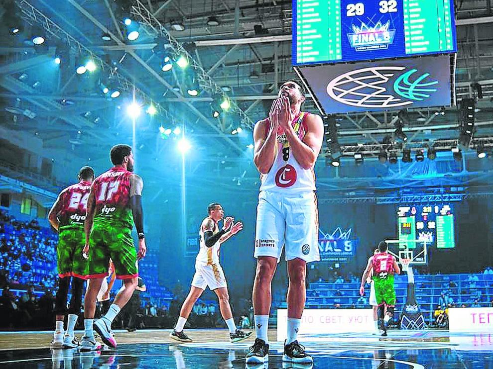 Elias Harris implora tras una jugada ante el Pinar Karsiyaka en la última semifinal de la BCL.