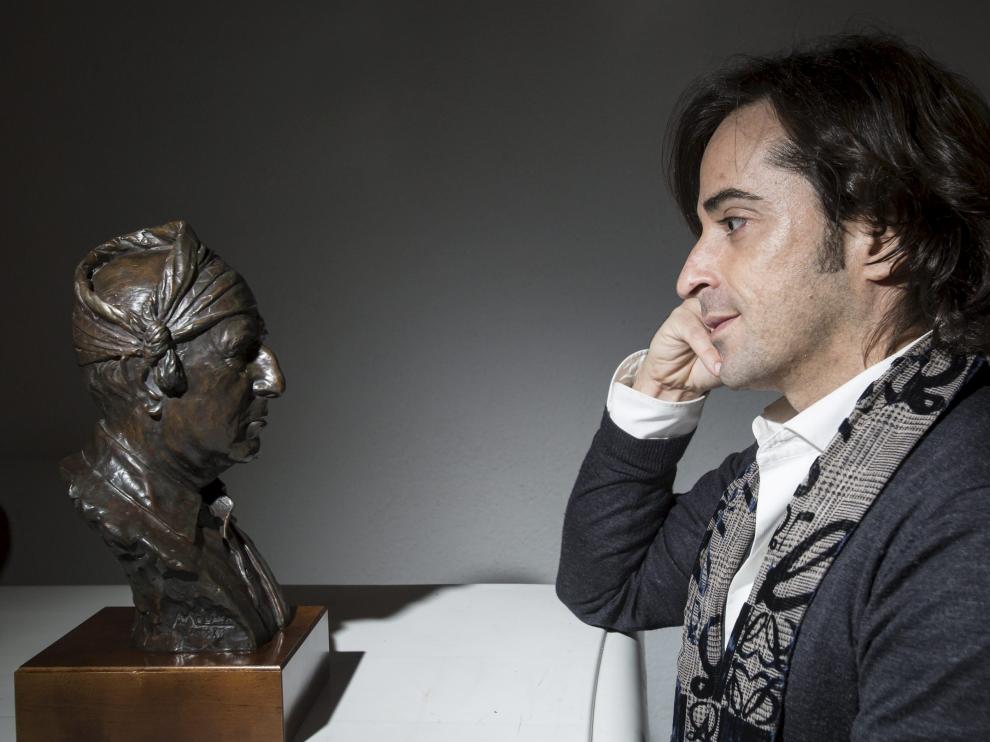 Nacho del Río, maestro de la jota cantada, ante el rostro de su maestro, Jesús Gracia.