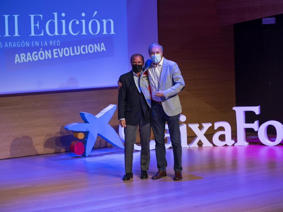 Eliseo Lafuente entregó el premio a Jorge Azcón.