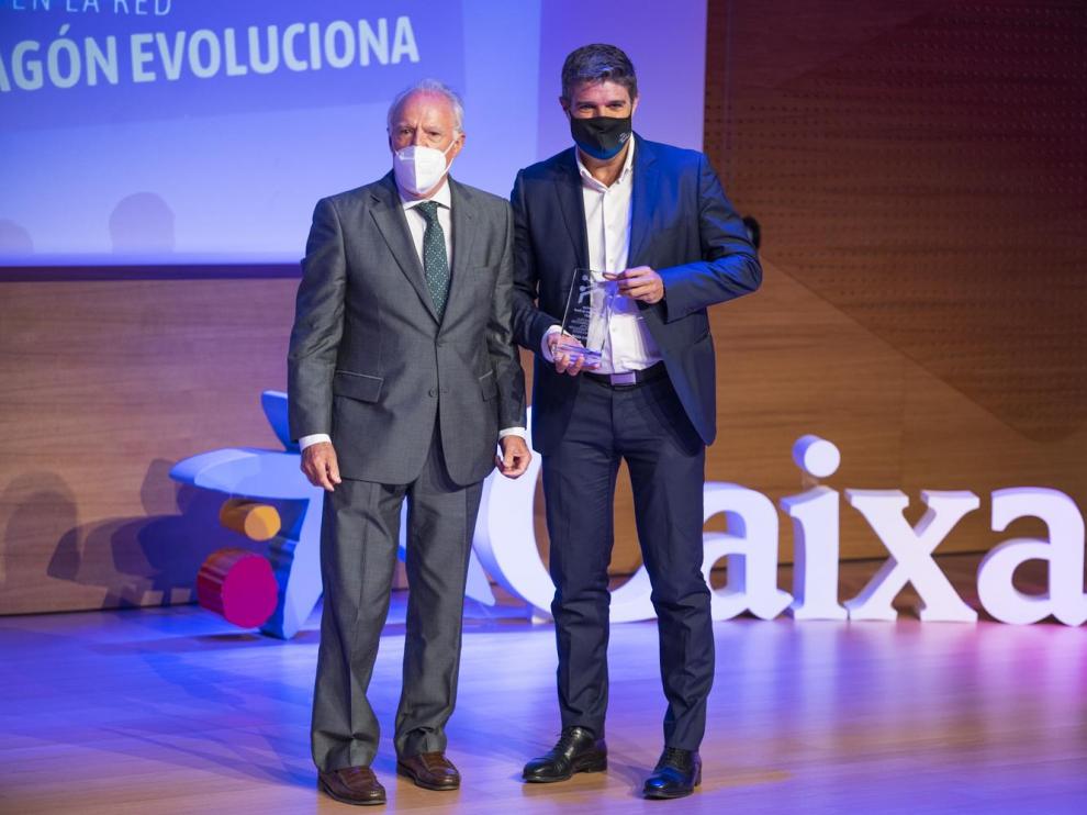 Roberto Lorente, del Grupo Sesé, recibió el premio de manos de José María Marín, presidente de Ceste.