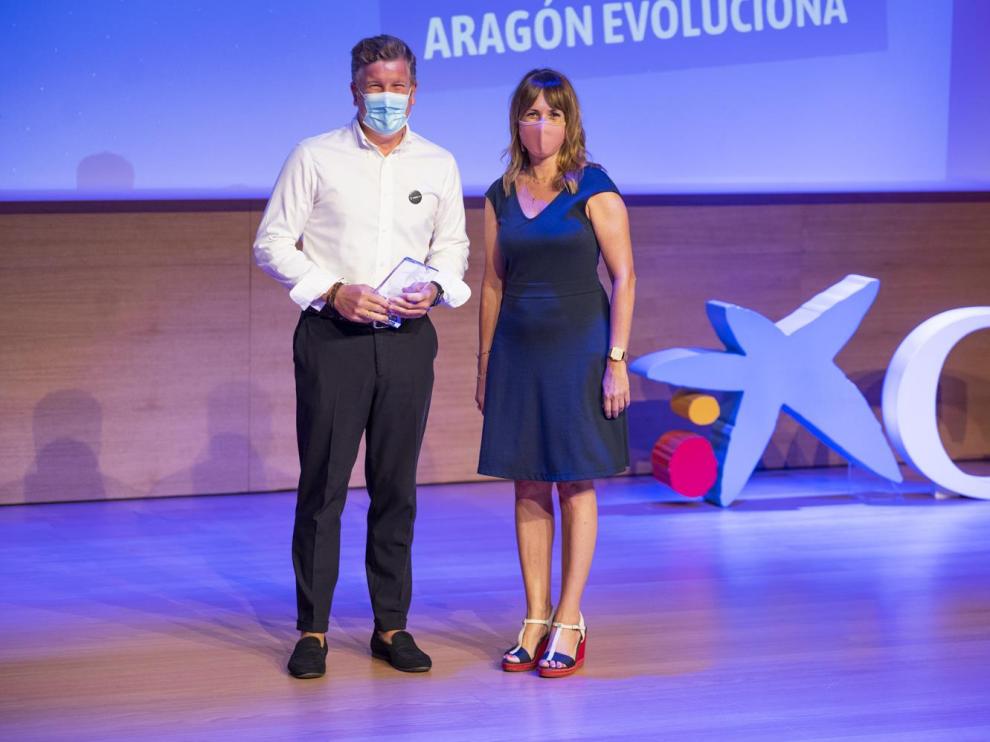 Francisco Javier Lana, fundador de Zicler, recibe el premio de manos de Rosa Mauri Ferrer, de Atlas Copco.