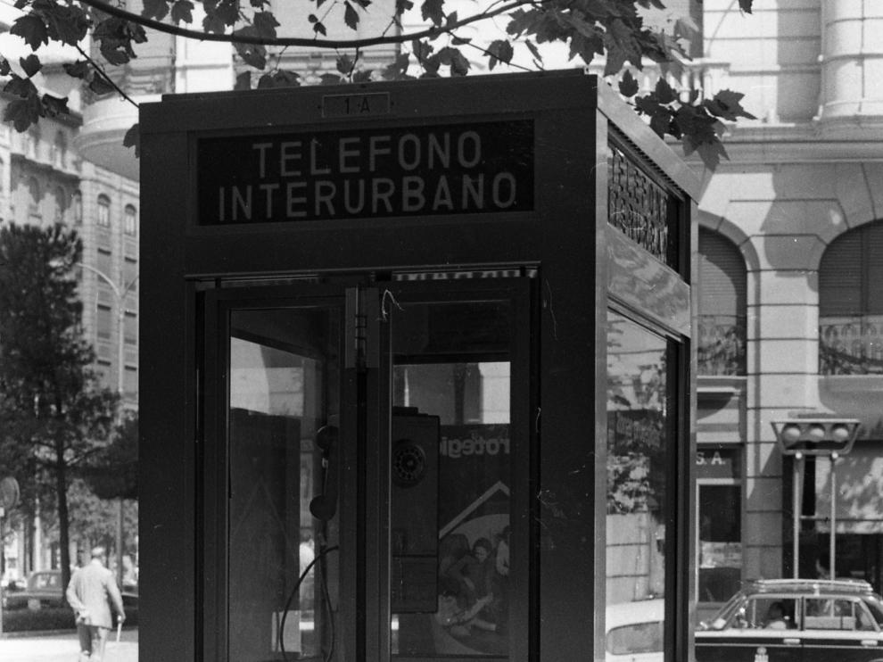 Imagen de una cabina de teléfonos de 1974 en la plaza de Santa Engracia de Zaragoza.