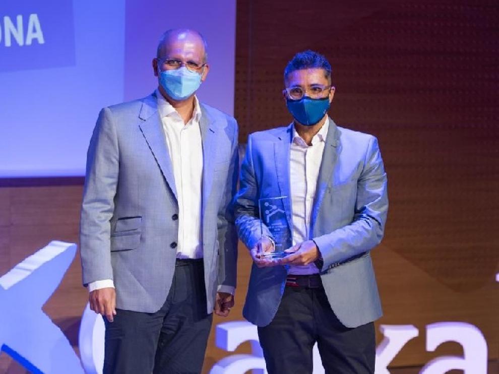 Pedro Pablo Andreu, de Fersa, recibe el premio de manos de Diego Martín, Subdirector General de Hiberus.