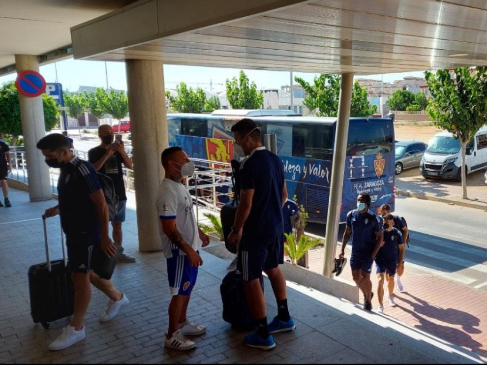 Los jugadores del Real Zaragoza, a las 17.45, a su llegada al Hotel Thalasia Costa de Murcia de San Pedro de Pinatar, este jueves.