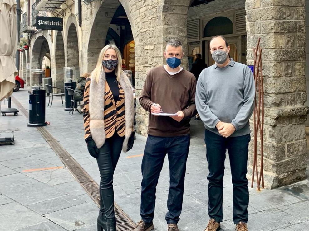 Los tres concejales del PP en al Ayuntamiento de Jaca, Cristina Muñoz, Carlos Serrano y Dani Ventura.