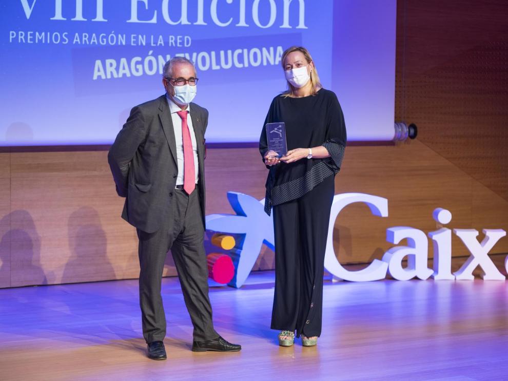 Marta Gastón recibió el premio de la mano de José Andrés Nalda.