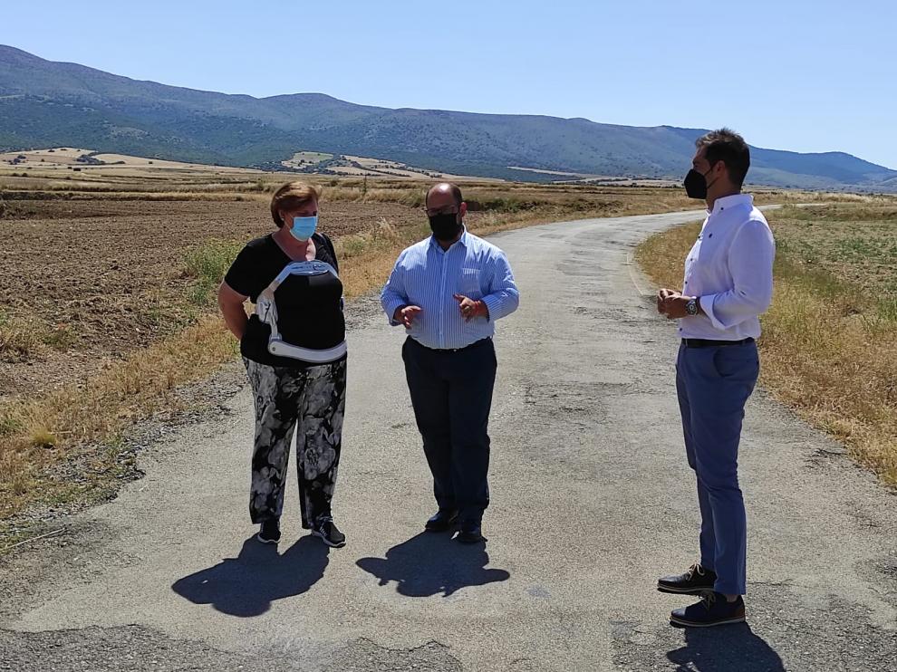 Milagros Agripina, Alberto Izquierdo y Ramón Fuertes en el tramo de la carretera que está pendiente de mejora.