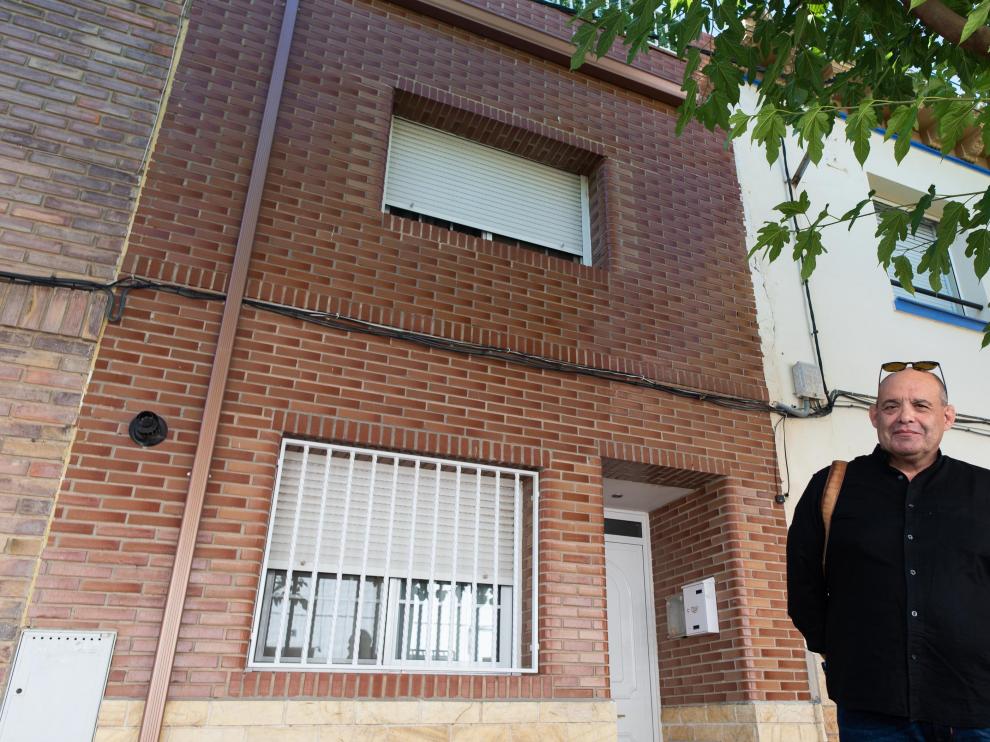 El historiador de Villanueva de Gállego Carlos Urzainqui, ante el edificio construido donde estaba la verdadera casa natal de Pradilla.