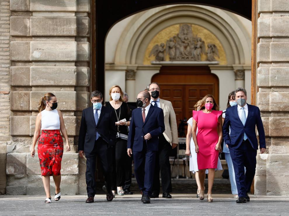 El presidente, Javier Lambán, rodeado de sus consejeros, antes de comparecer en el Pignatelli este viernes para hacer balance de los dos años de mandato.