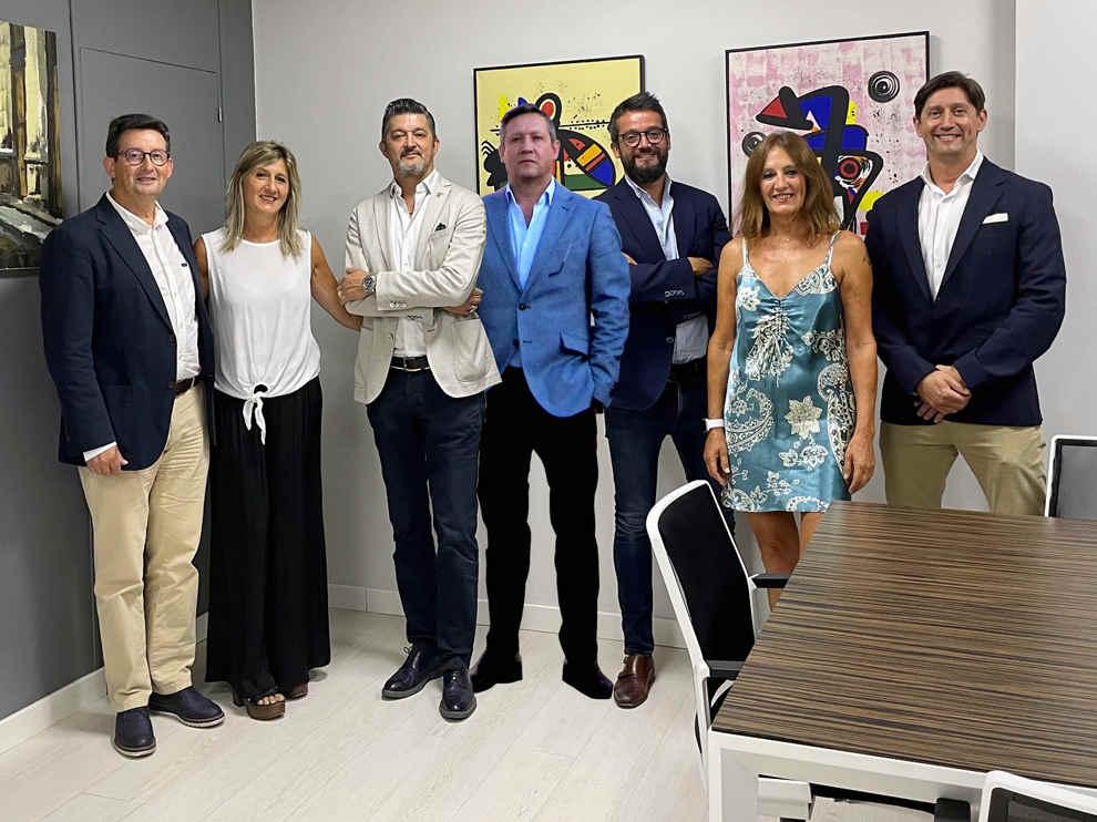 Los hermanos Ara Mínguez en la sede de la empresa.
