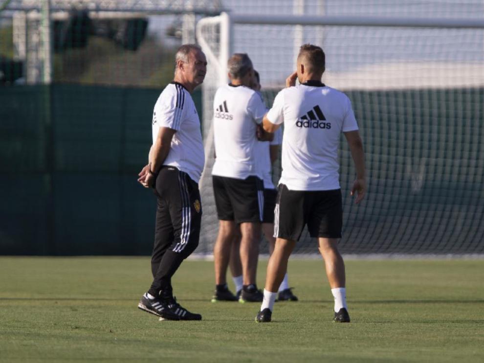 Juan Ignacio Martínez, con su cuerpo técnico, en el ensayo último del Real Zaragoza en tierras murcianas.