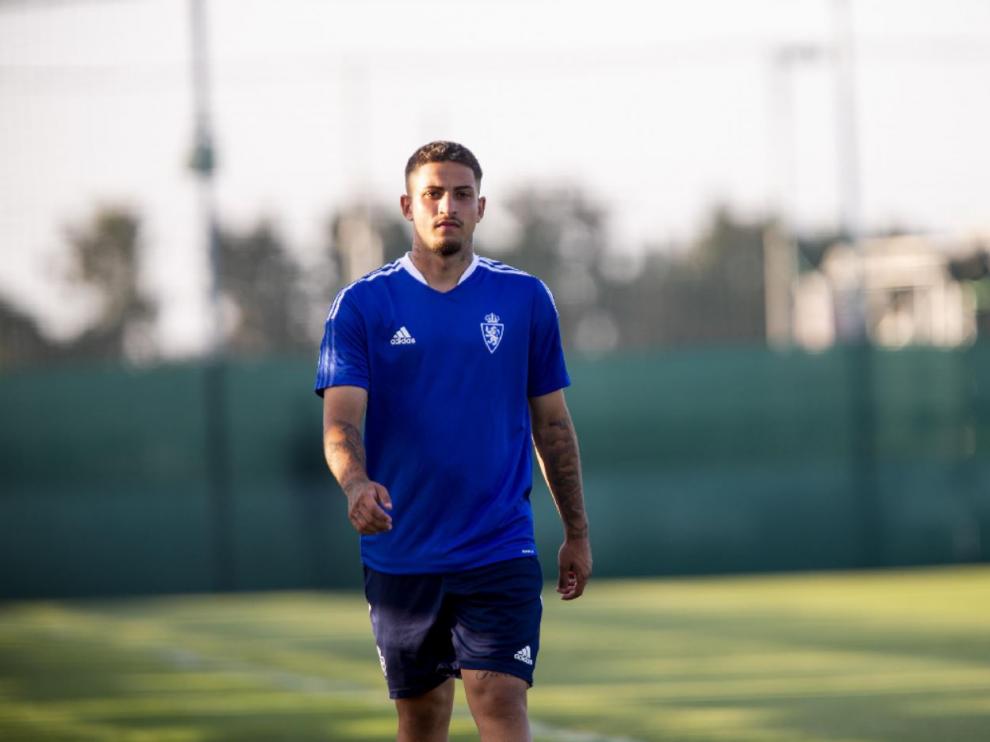 Luis Carbonell, en solitario, camina por la banda del campo de entrenamientos de San Pedro del Pinatar.