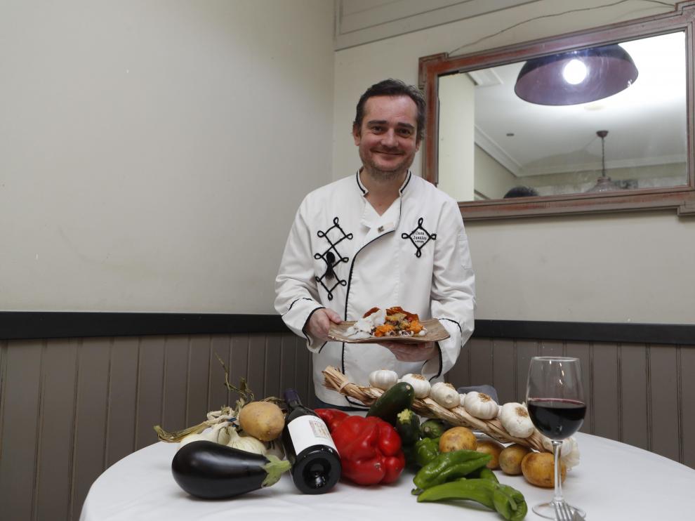 Míchel Velasco, chef y propietario de Casa Juanico, con una fritada aragonesa de verduras que lleva huevo.