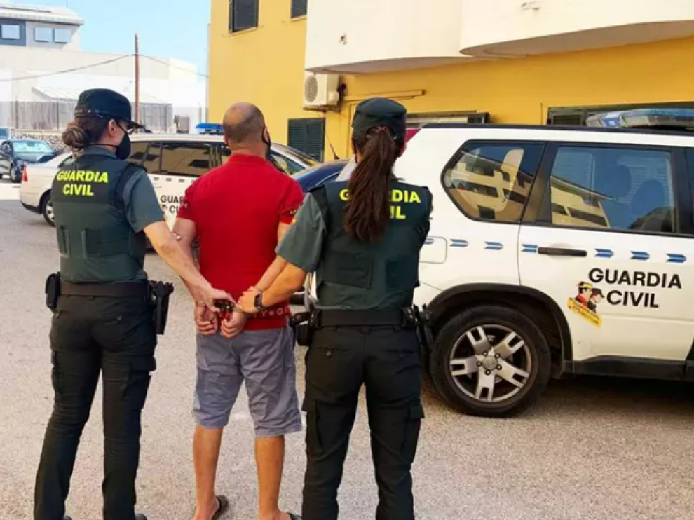 Dos agentes de la Guardia Civil junto al detenido en un supermercado de Menorca.