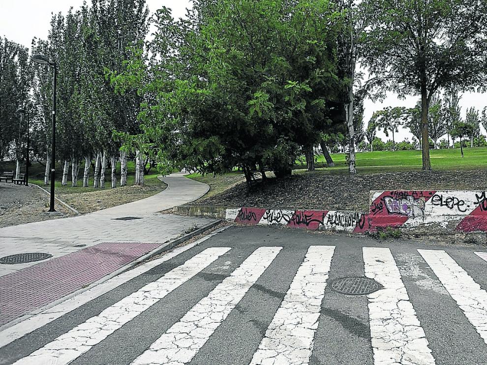 La calle de López Saz se corta abruptamente al llegar a la altura del parque.