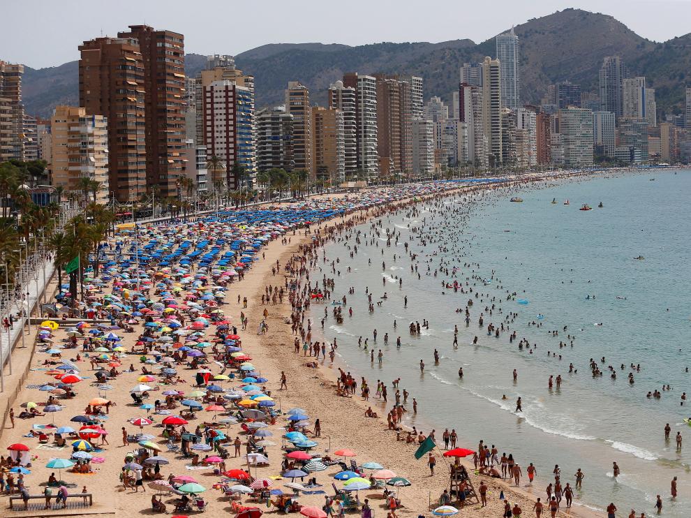Los turistas disfrutan del sol y el Mediterráneo en Benidorm