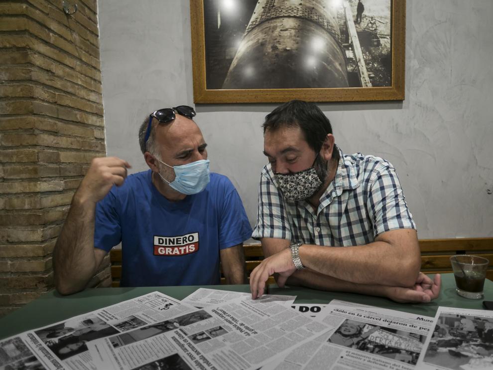 Sesma y Lorente, fotografiados esta semana en Zaragoza, con los recortes de prensa de 2001.